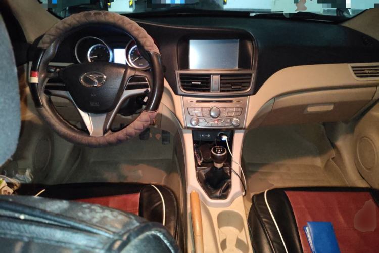 Used Soueast V5 Lingzhi 2012 1.5L Manual Comfort Edition Center Console