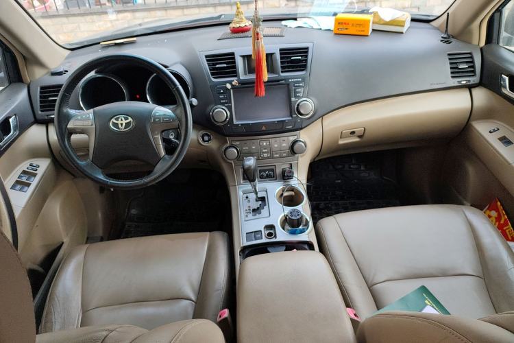 Used Toyota Highlander 2011 2.7L Two-Wheel Drive 7-Seater Luxury Edition
