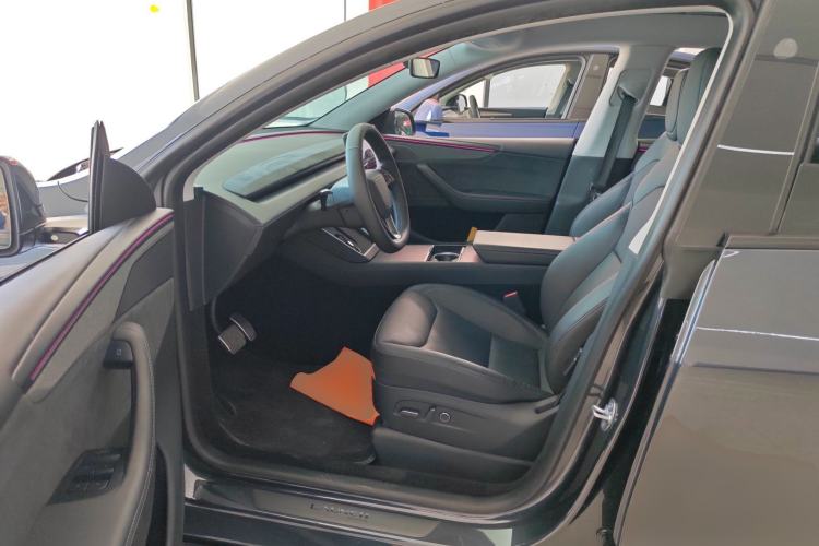 Used Tesla Model Y 2025 Long-Range All-Wheel Drive First Edition Driver Seat