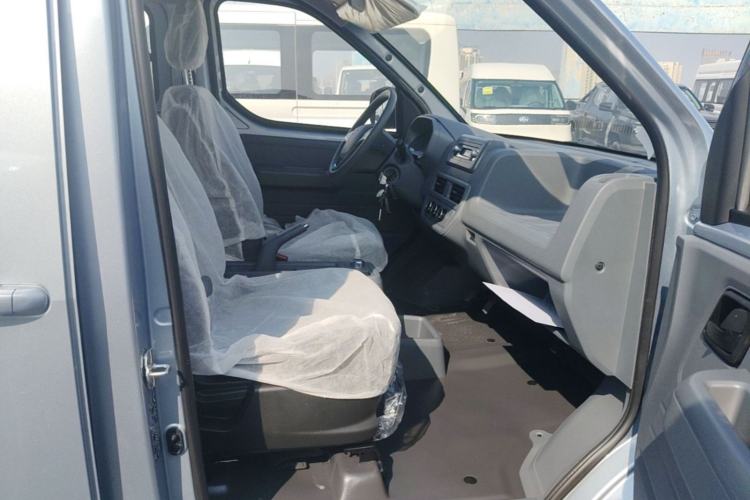 Used Wuling Yangguang 2024 300KM Comfort Version Passenger Van 75kW Right Front Seat