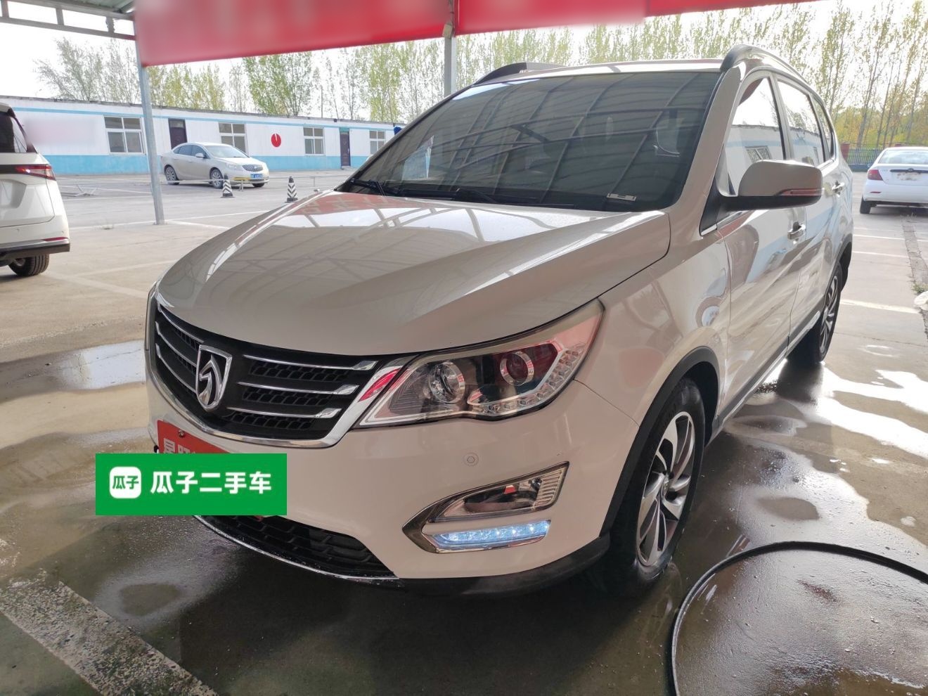 Под передней частью автомобиля