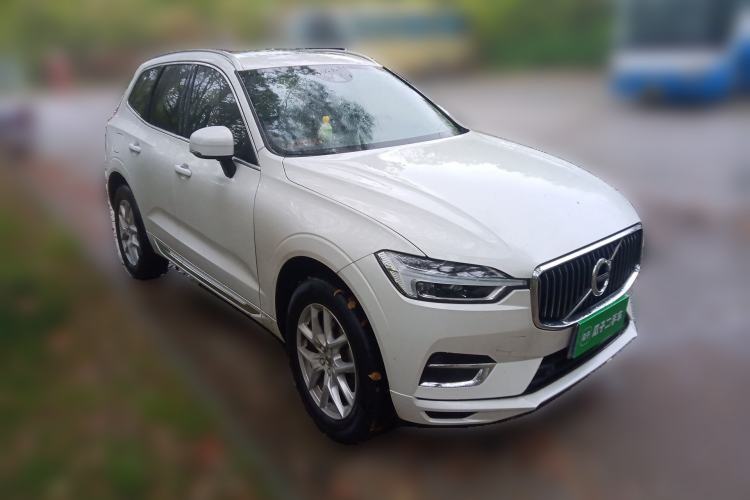 Used Volvo XC60 2021 T5 4x4 Smart Luxury Edition Front Right 45 Deg