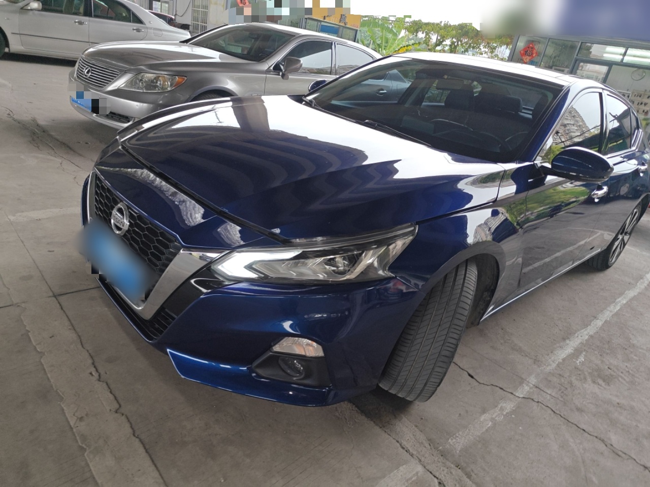 تحت مقدمة السيارة