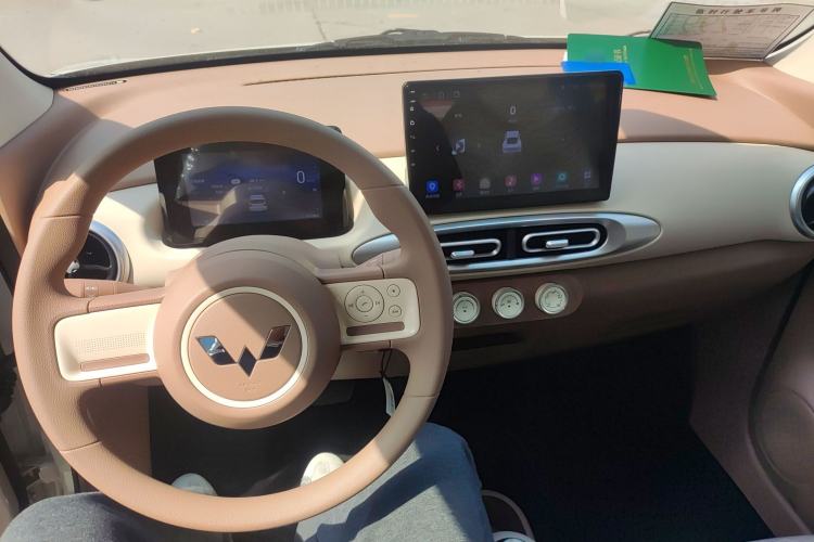 Used Wuling Hongguang MINIEV 2025 Four-Door Version Advanced Edition Center Console