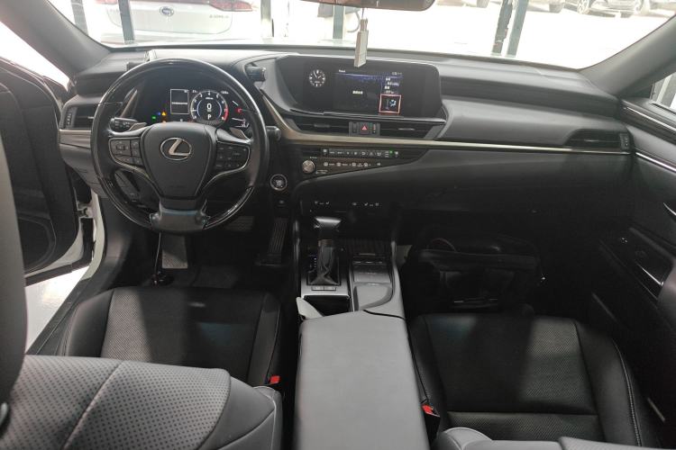 Used Lexus ES 2020 200 Luxury Edition Center Console
