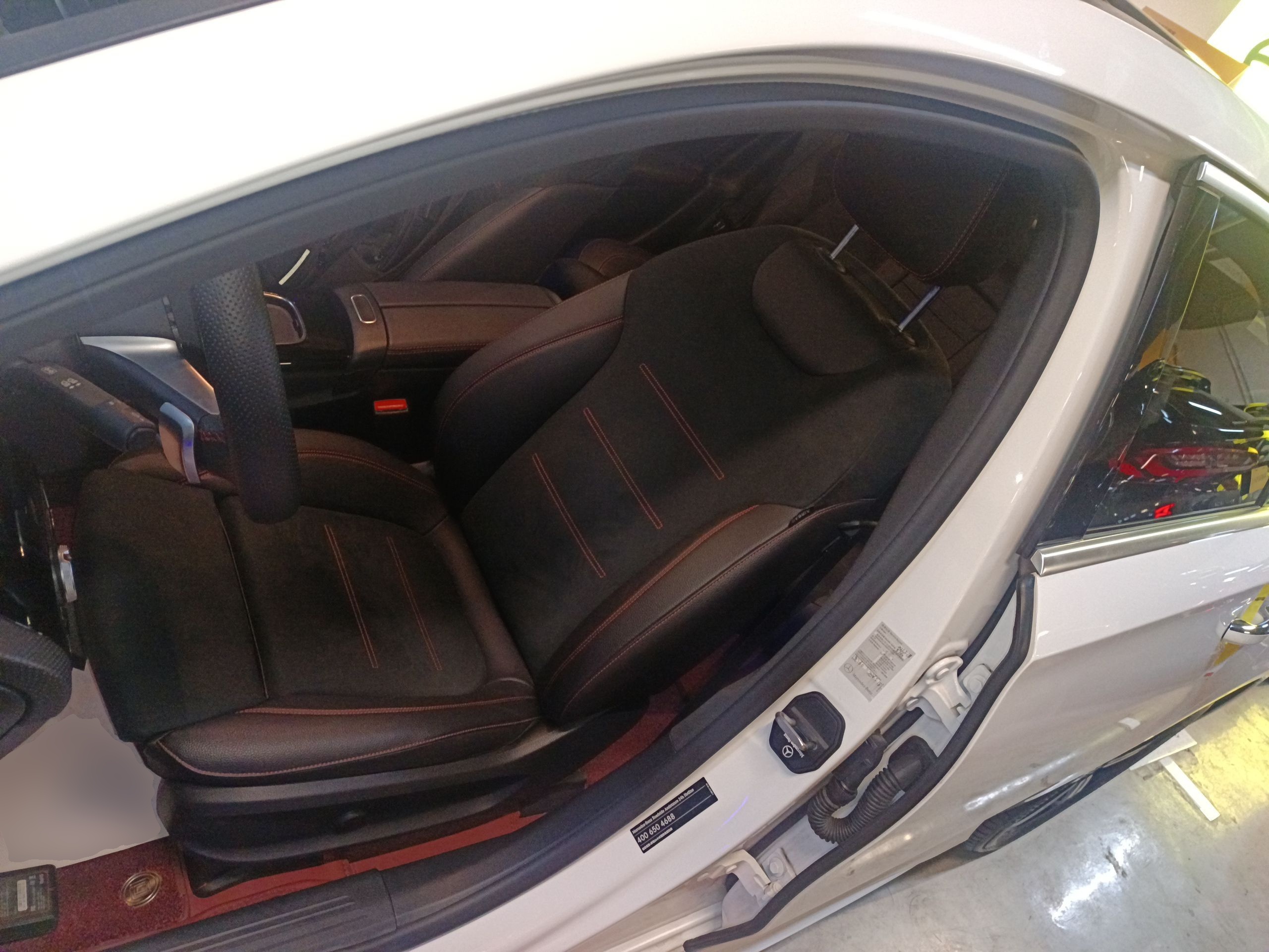 المقاعد الأمامية داخل السيارة