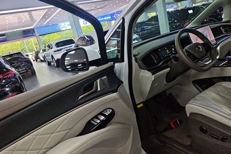 Used Denza D9 2022 DM-i 970 Four-Wheel Drive Prestige Model Driver Seat