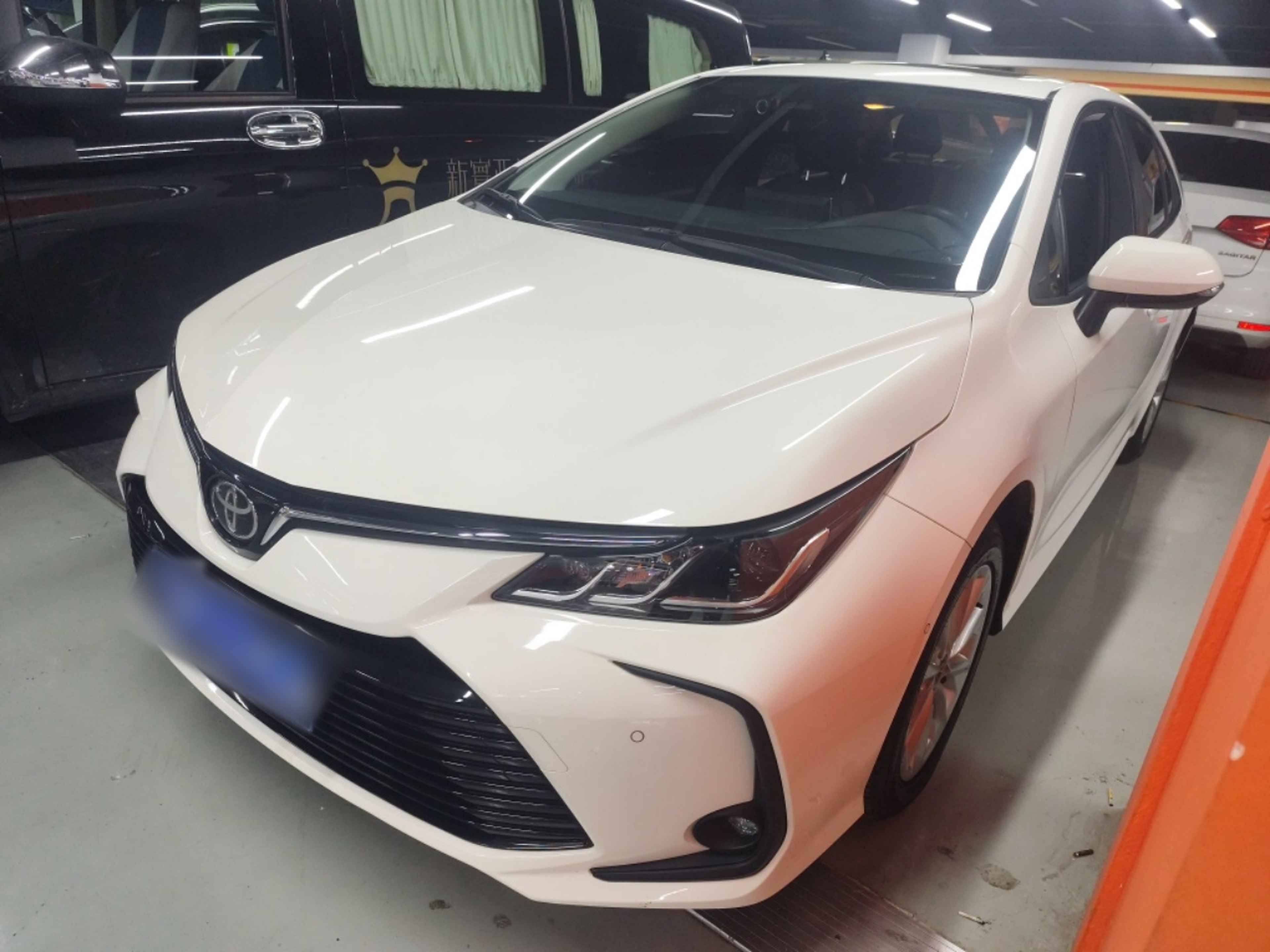 Под передней частью автомобиля