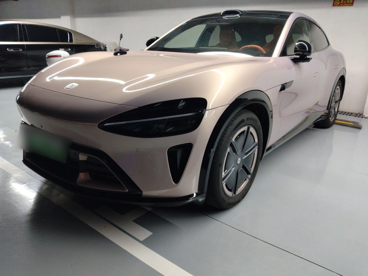 Под передней частью автомобиля