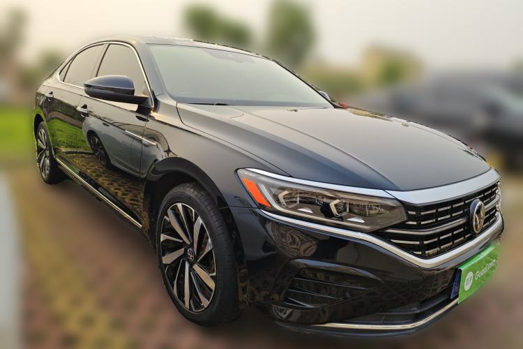 Used Volkswagen Passat 2022 330TSI Luxury Edition Front Right 45 Deg