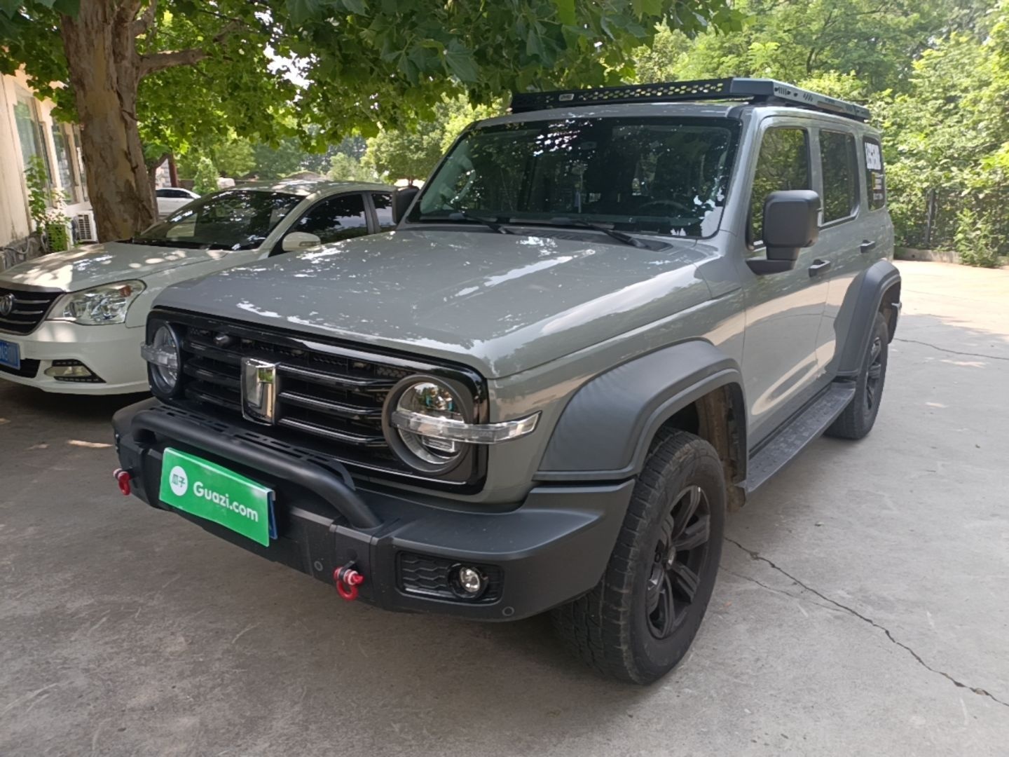 Под передней частью автомобиля