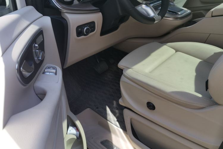 Used Mercedes-Benz V-Class 2024 V 300 Pilot Edition Driver Seat