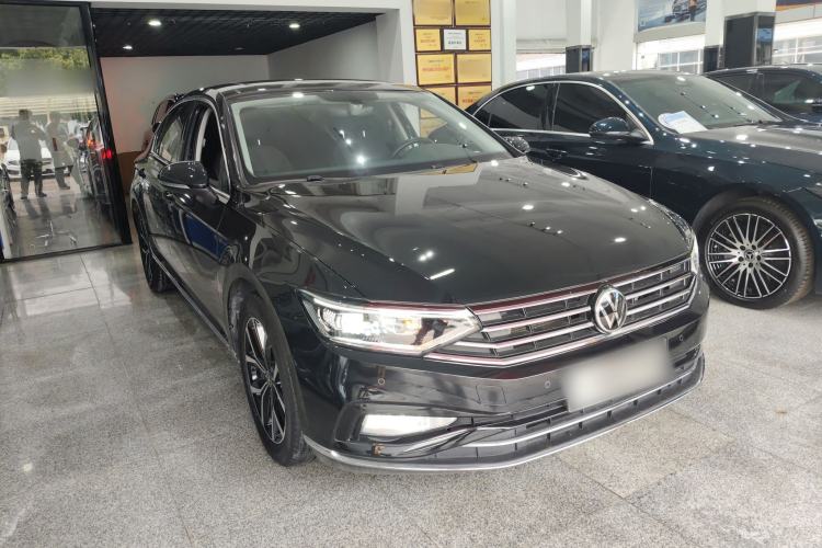 Used Volkswagen Magotan 2020 330TSI DSG Leading Model Front Right 45 Deg