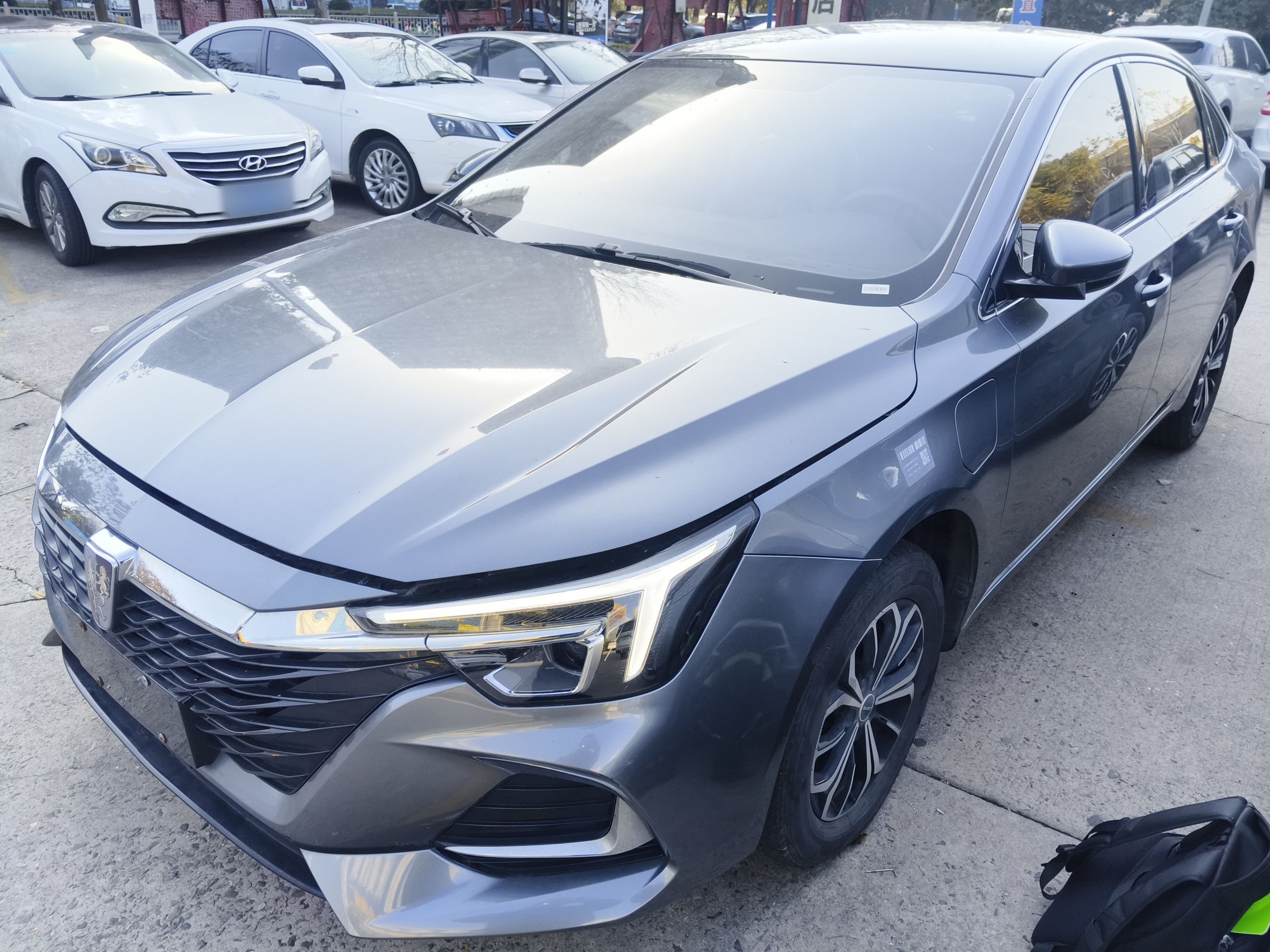 تحت مقدمة السيارة