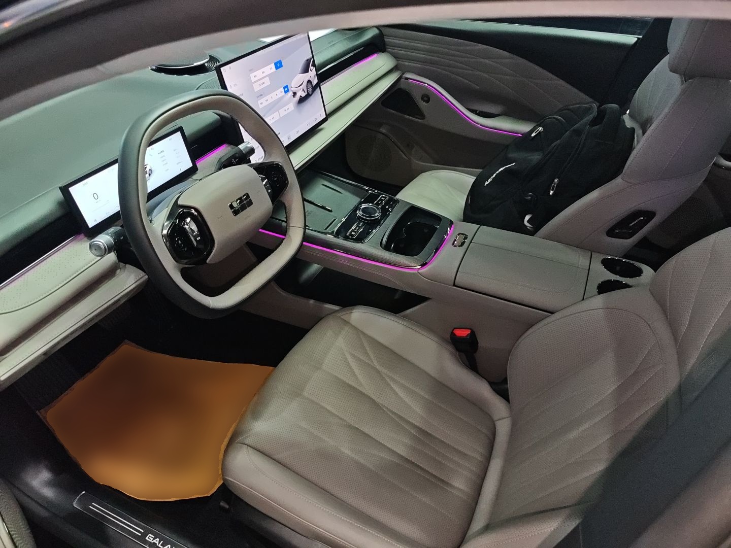 المقاعد الأمامية داخل السيارة