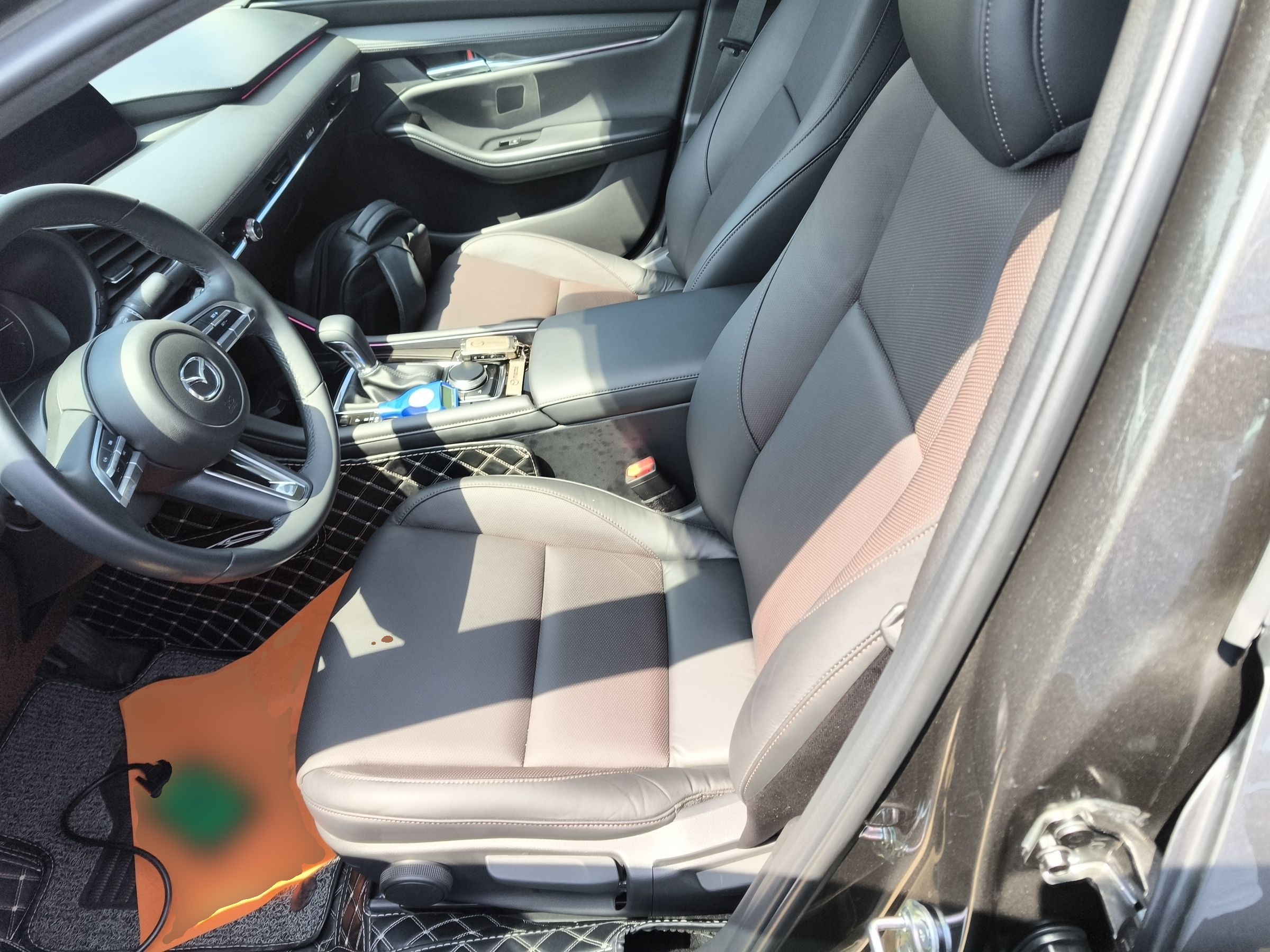 Переднее сиденье в автомобиле