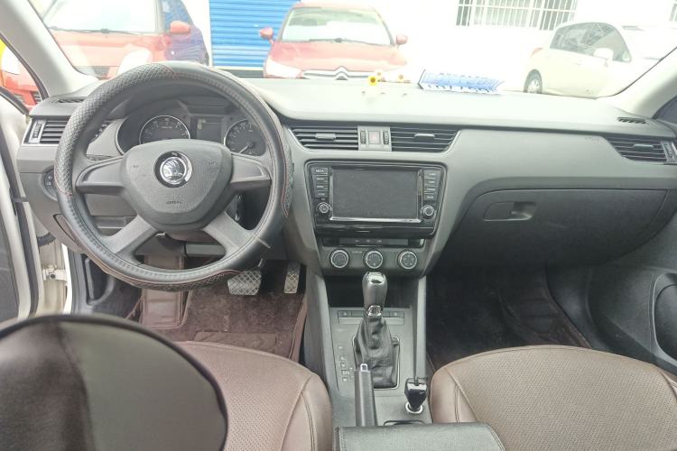 Used Skoda Octavia 2016 1.6L Automatic Front-Wheel Drive Model Center Console