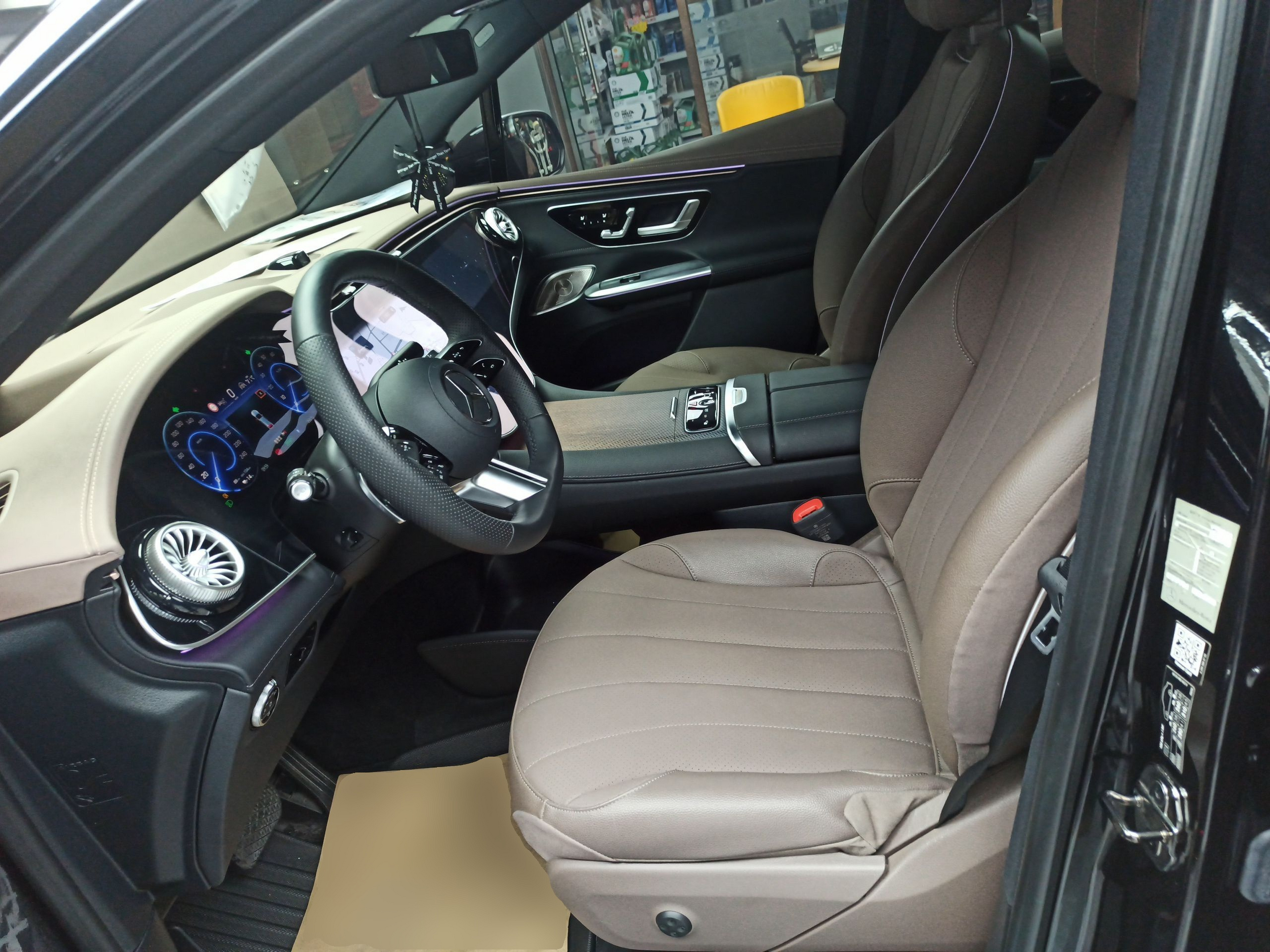 المقاعد الأمامية داخل السيارة