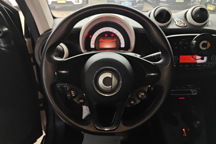 Used smart fortwo 2015 1.0L 52 kW hardtop Dynamic version
