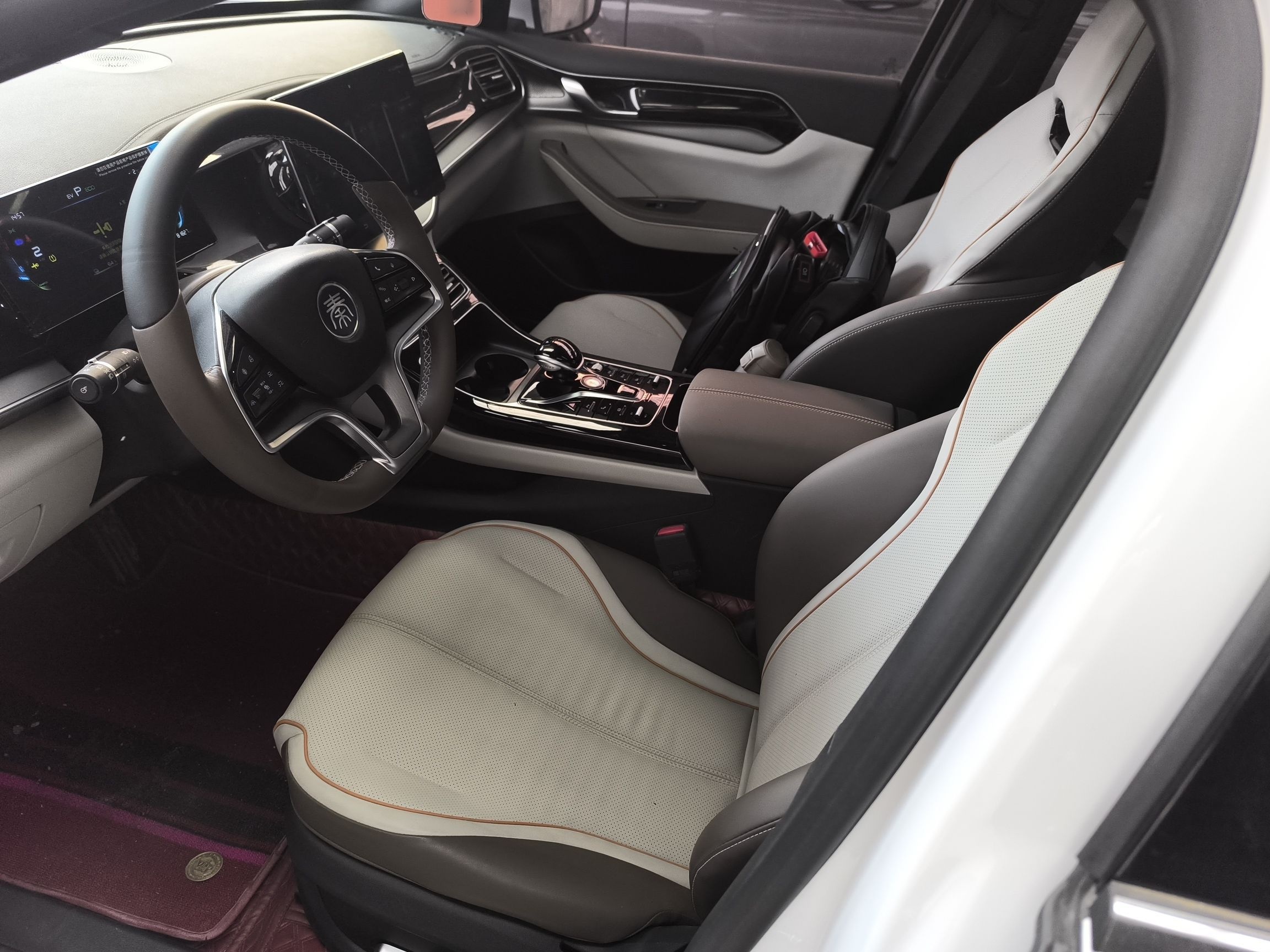 Переднее сиденье в автомобиле