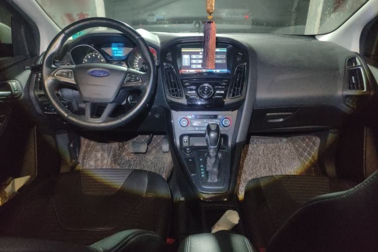 Used Ford Focus 2015 Hatchback EcoBoost 125 Automatic Supreme Style Edition Center Console