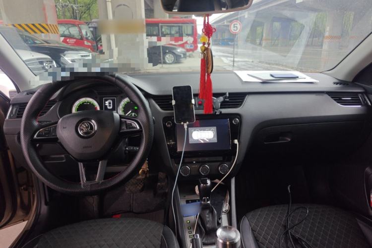 Used Skoda Octavia 2019 1.5L Automatic Luxury Edition Center Console