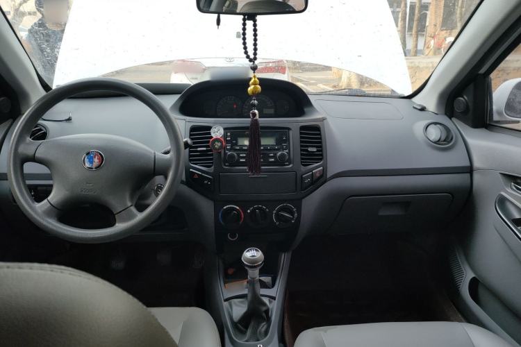 Used Geely Auto Diamond 2015 Sedan 1.5L Manual SuperDeluxe Model Center Console