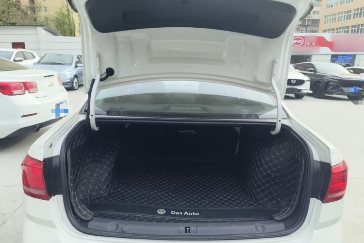 Used Volkswagen Lavida 2017 1.6L Automatic Fashion Edition Trunk