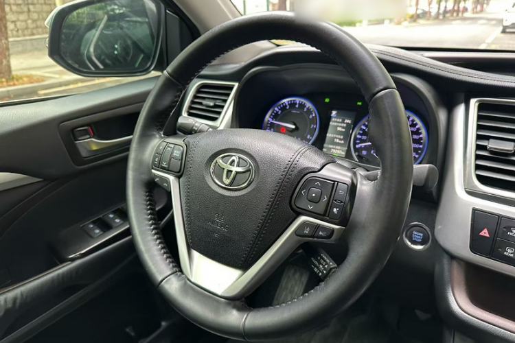 Used Toyota Highlander 2018 2.0T Two-Wheel-Drive Luxury Edition 7 Seats Emission Standard China V Interior 4
