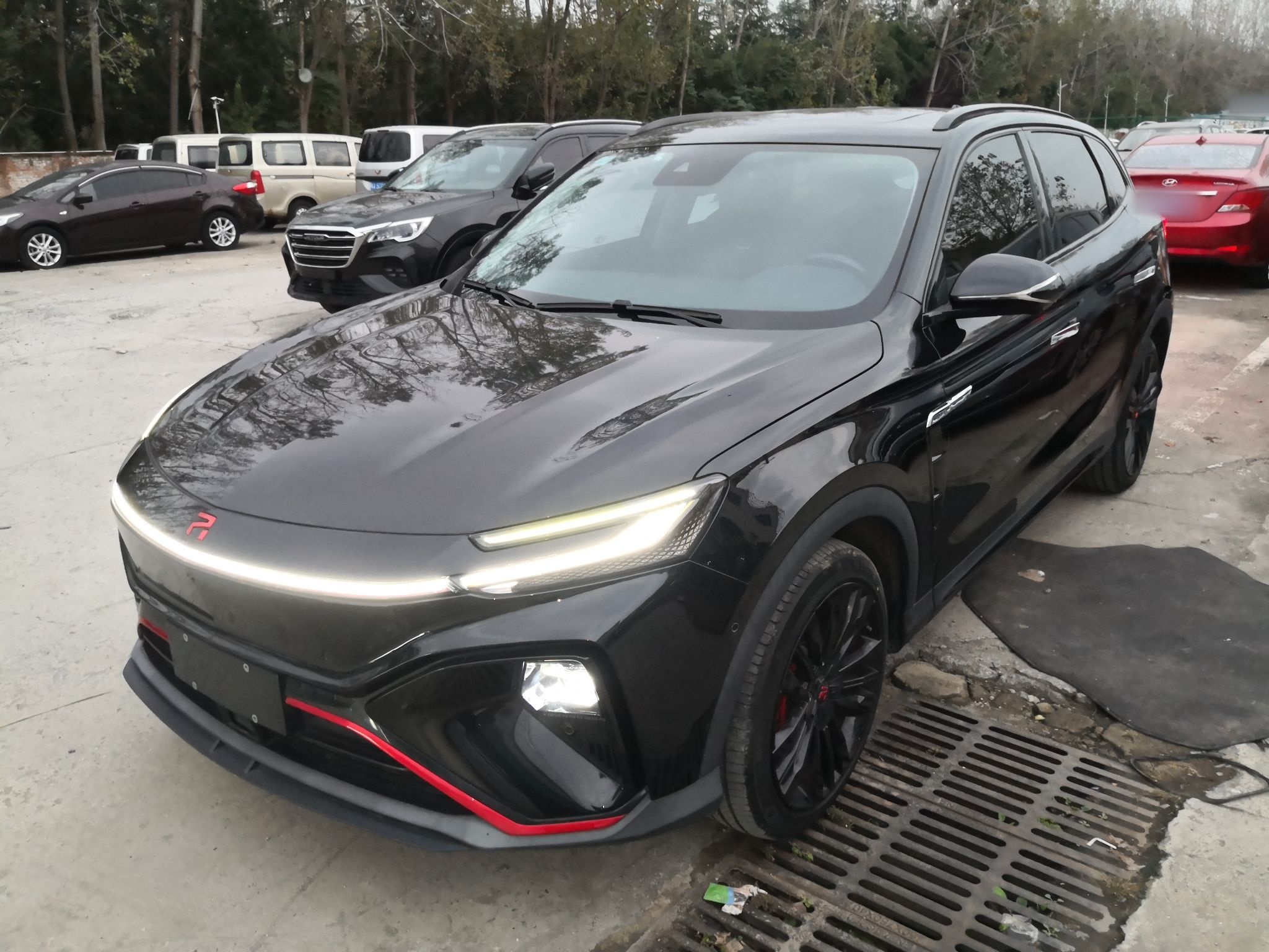 تحت مقدمة السيارة