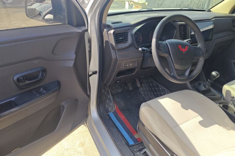 Used Wuling Hongguang V 2022 1.5L Jingqu Edition Enclosed-Window Vehicle with Electric Power Steering LAR