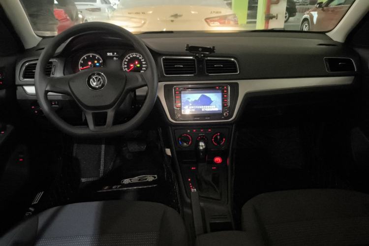 Used Volkswagen Lavida 2015 1.6L Automatic Fashion Edition Center Console