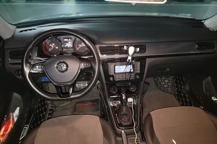 Used Volkswagen C-TREK 2017 230TSI DSG Comfort Version Center Console