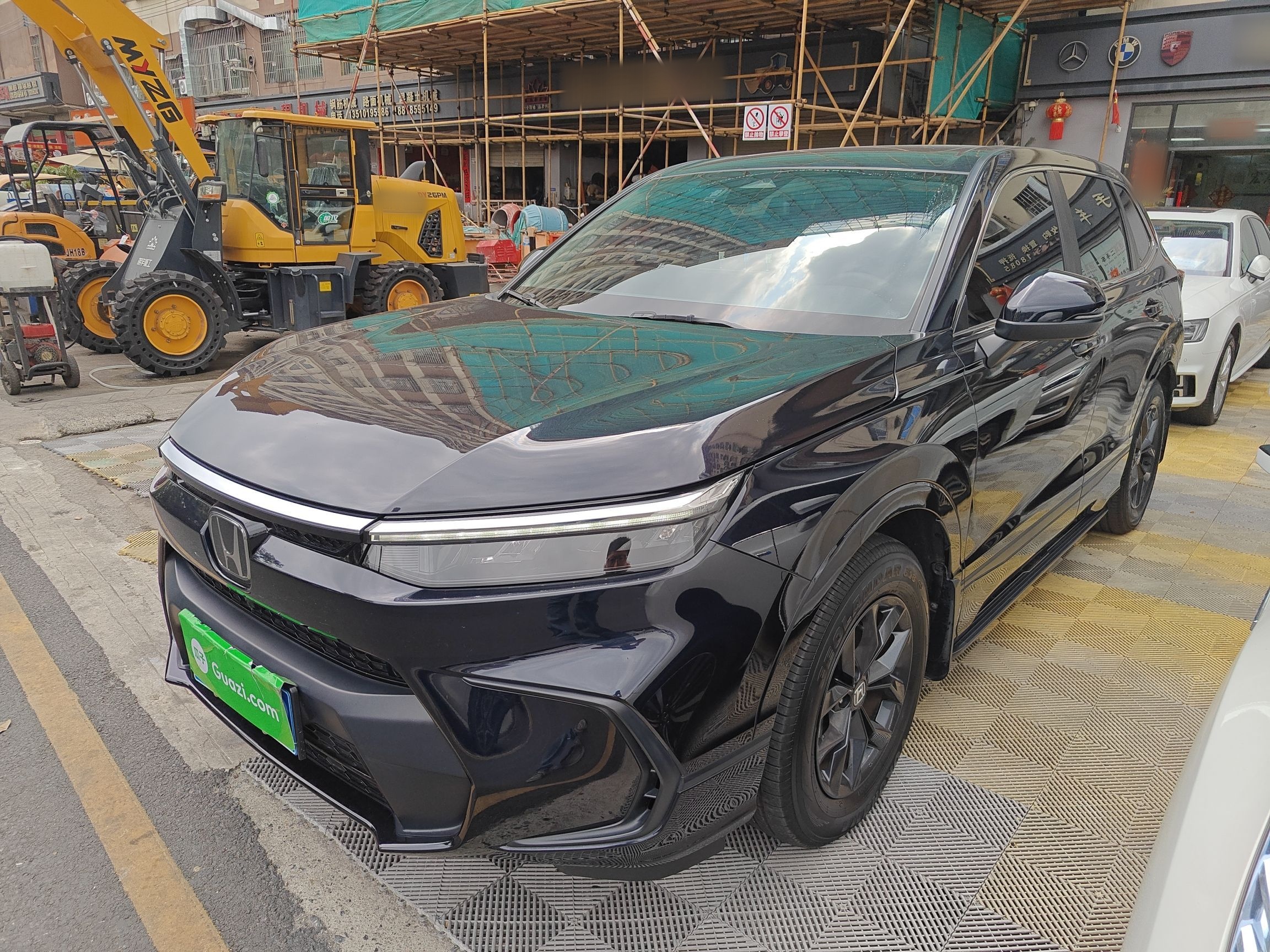 تحت مقدمة السيارة