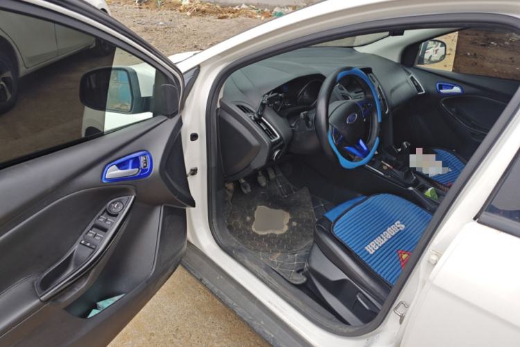 Used Ford Focus 2015 Sedan 1.6L Manual Fashion Edition