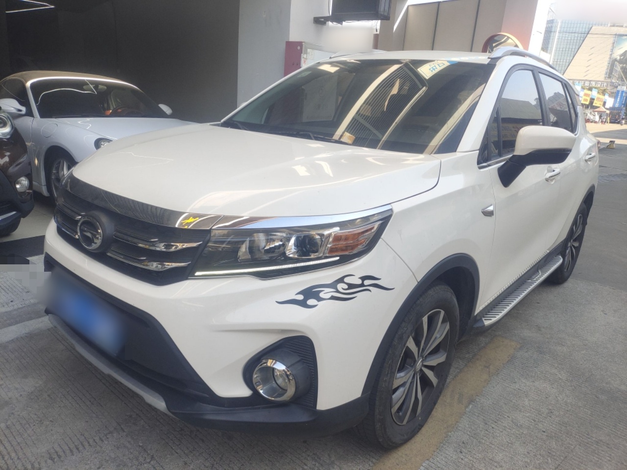 Под передней частью автомобиля