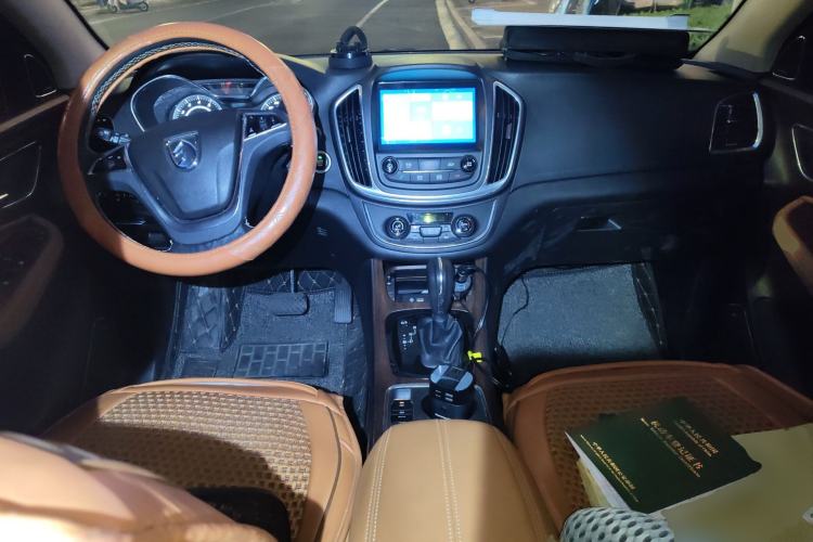 Used Baojun 560 2017 Rhythmic Edition 1.8L iAMT Prestige Model Center Console