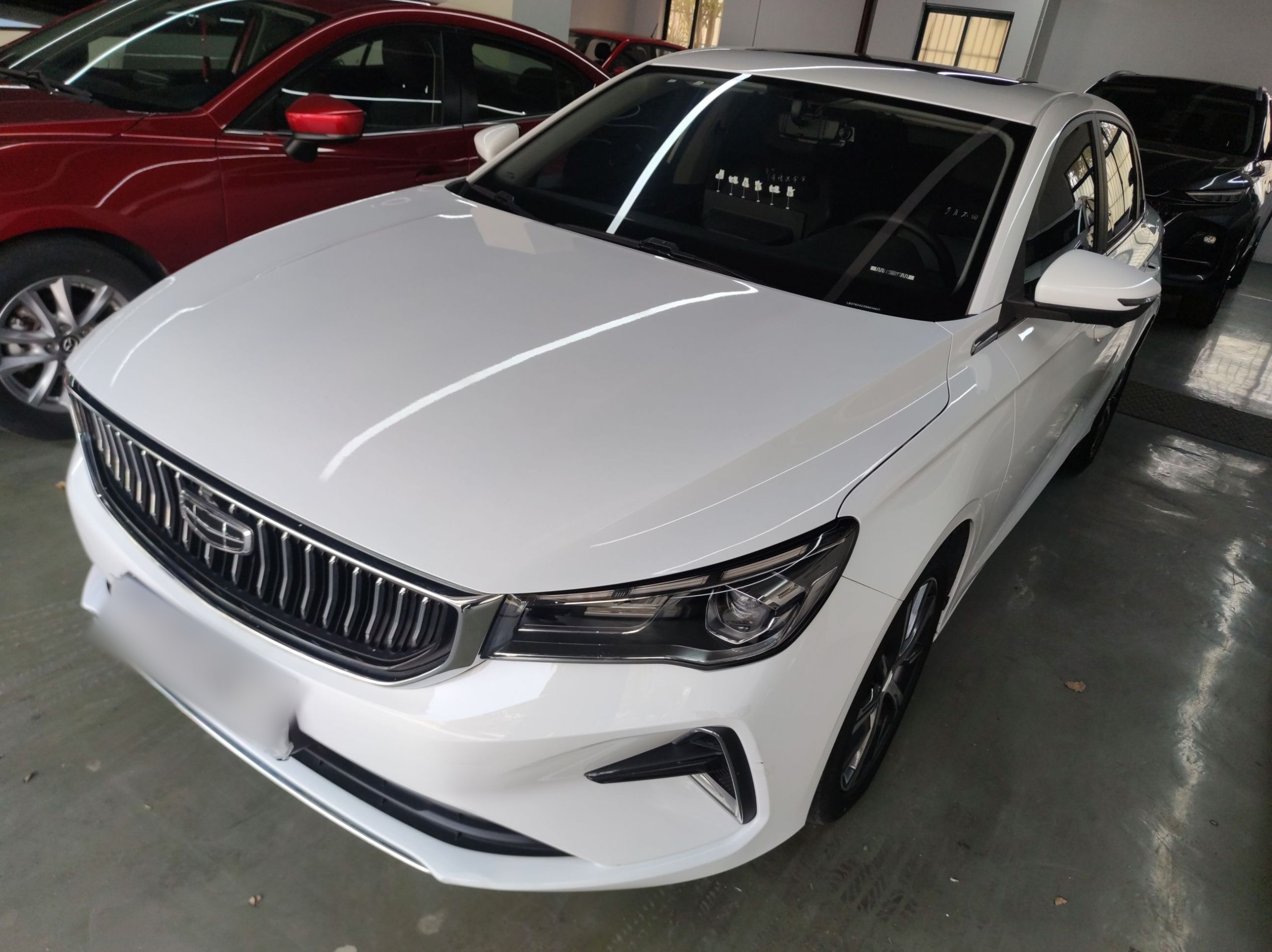 تحت مقدمة السيارة