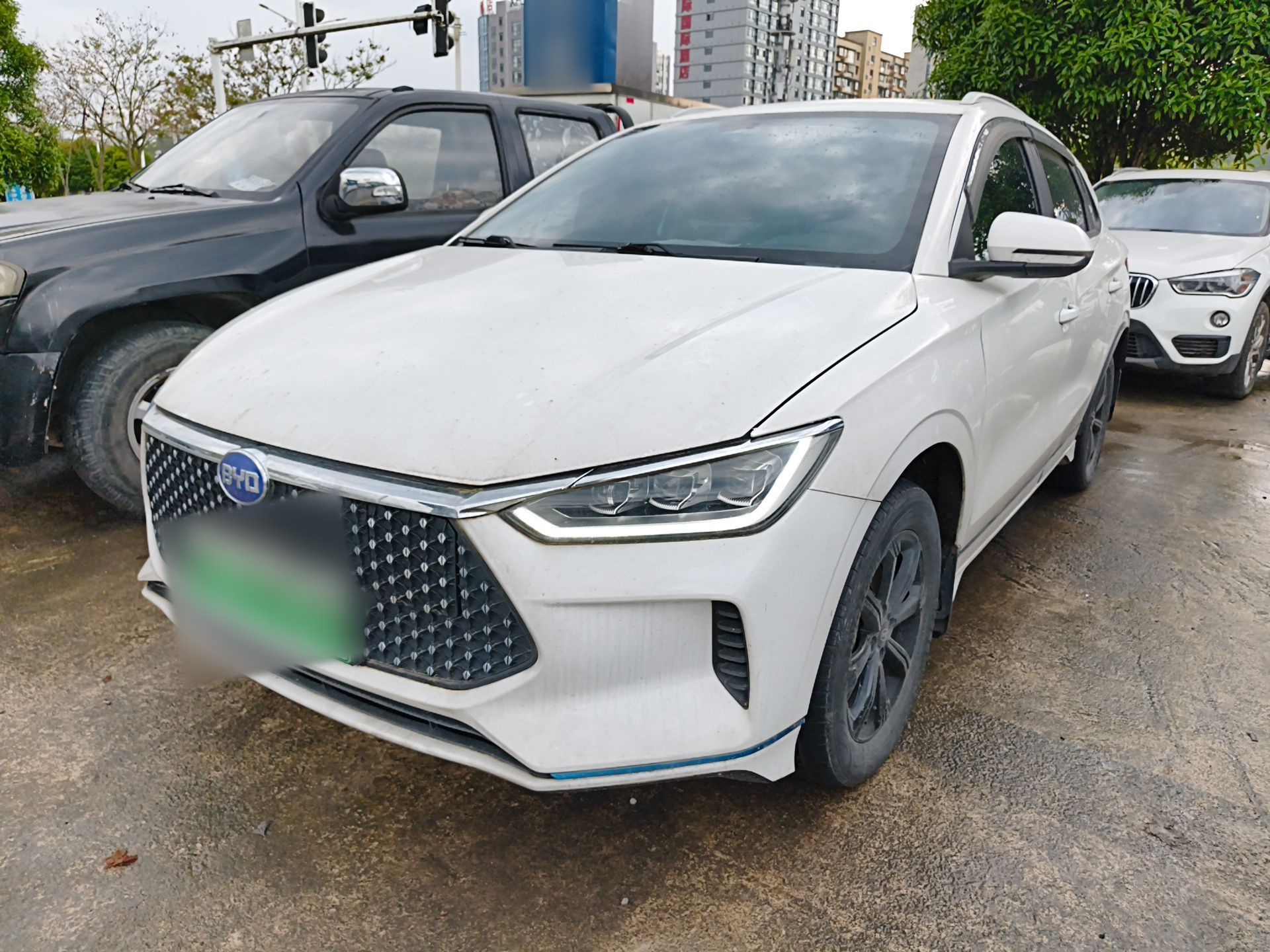 Под передней частью автомобиля