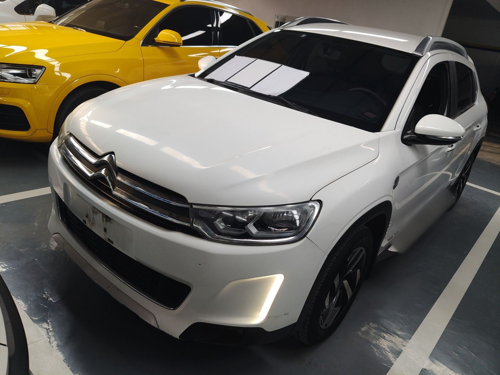 تحت مقدمة السيارة