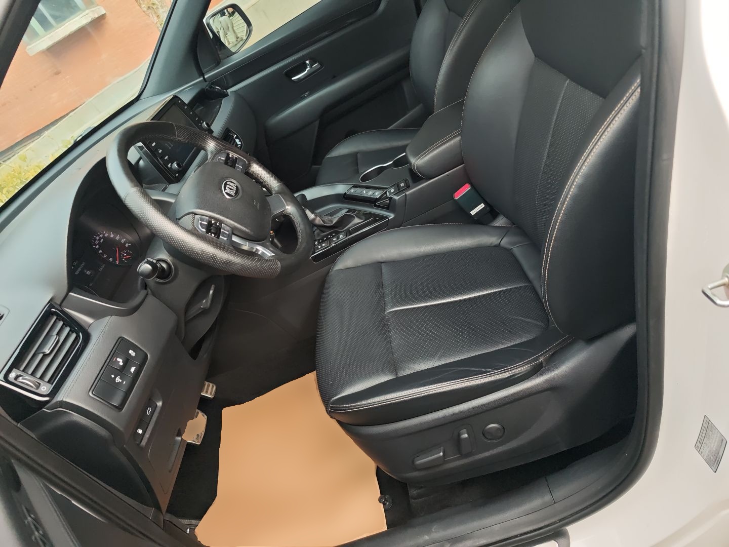 Переднее сиденье в автомобиле