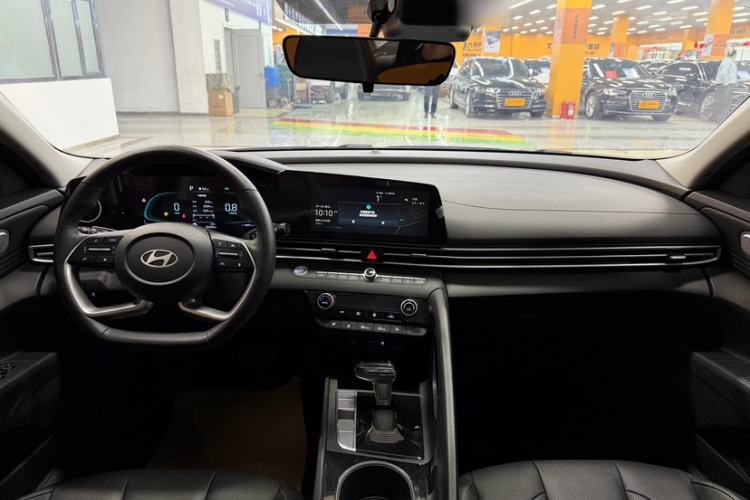 Used Hyundai Elantra 2023 1.5L CVT LUX Prestige Edition
