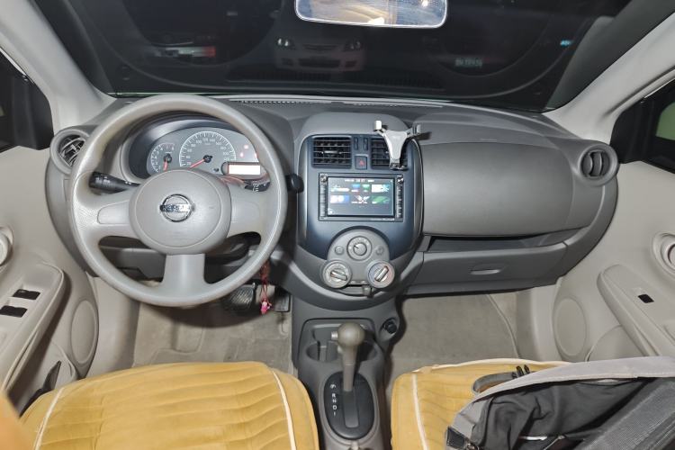 Used Nissan Sunny 2011 1.5XE CVT Comfort Edition Center Console