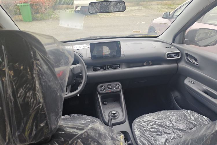 Used Wuling Hongguang New Energy 2024 All-Electric Model 300KM Standard Version Center Console