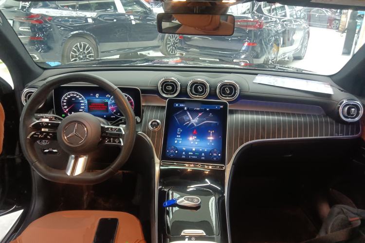 Used Mercedes-Benz GLC 2023 Facelift GLC 260 L 4MATIC Luxury Version 7-Seater
