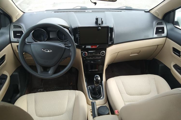 Used Chery E3 2015 1.5L Manual Fashion Model Center Console