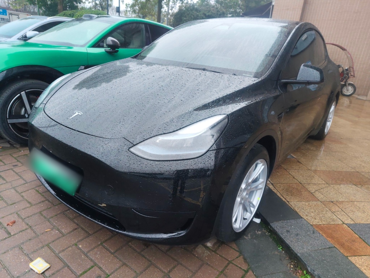 Под передней частью автомобиля