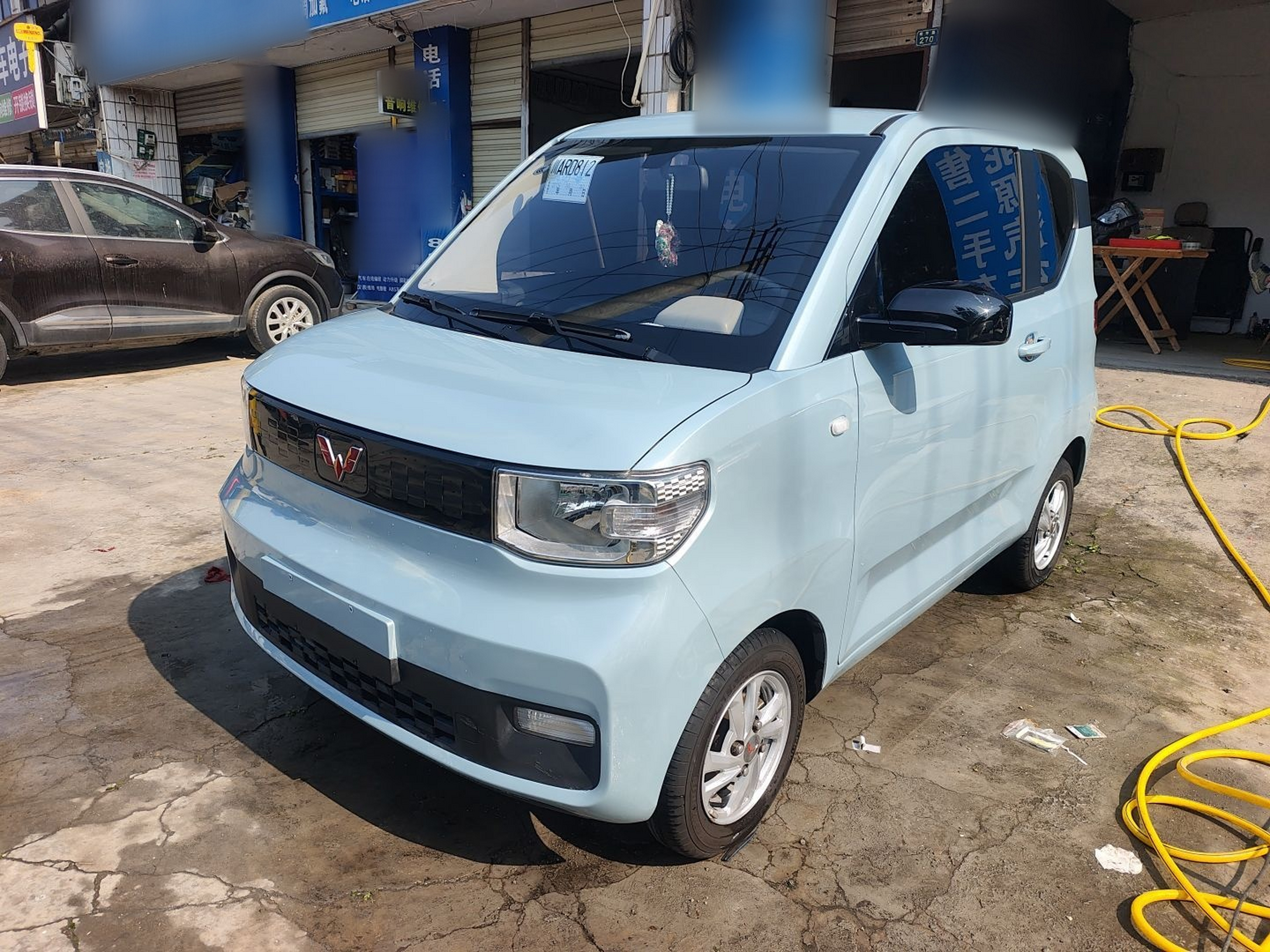 Под передней частью автомобиля