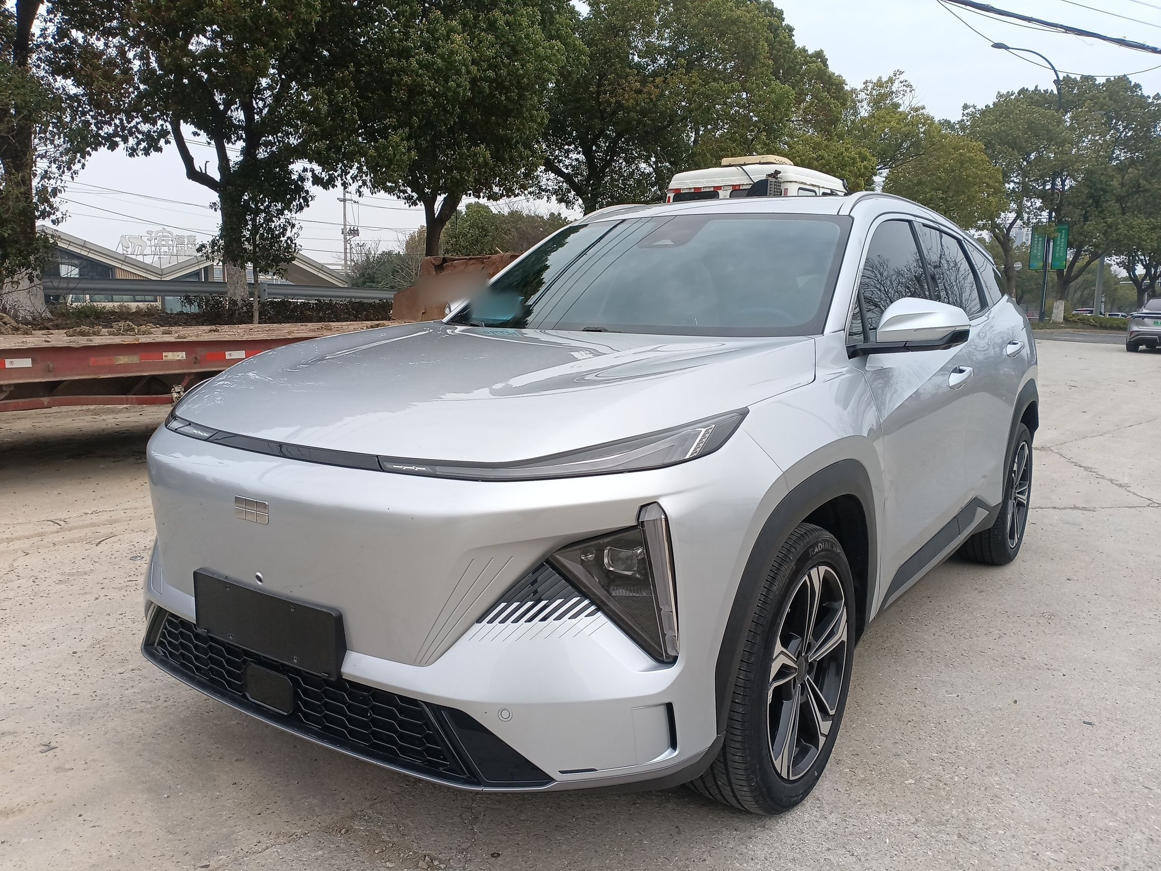 Под передней частью автомобиля