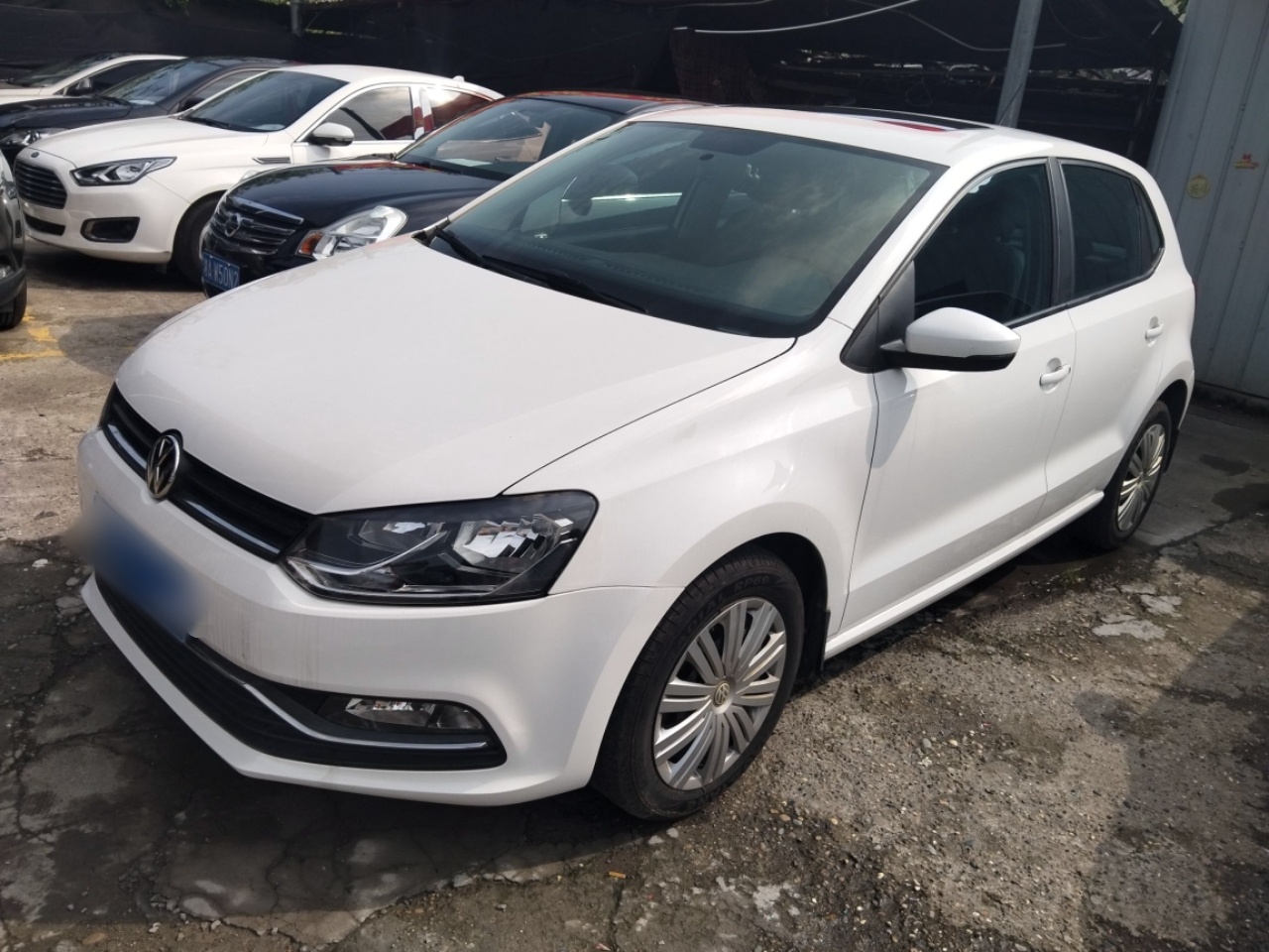 تحت مقدمة السيارة